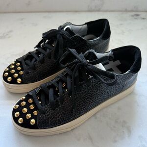 P448- JackBo-W- Punk
Size 39 (8/8.5)
Black with gold stud detail. Made in Italy